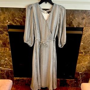 Ann Taylor puff sleeve wrap dress. Size 6